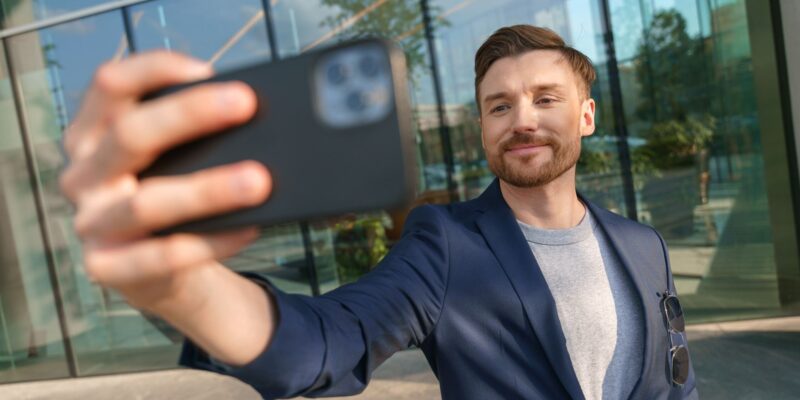 Knossi Vermögen Wie reich ist der „König des Internets“ wirklich