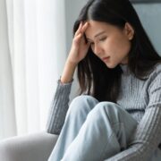 Körperliche Symptome bei Serotoninmangel erkennen und richtig deuten