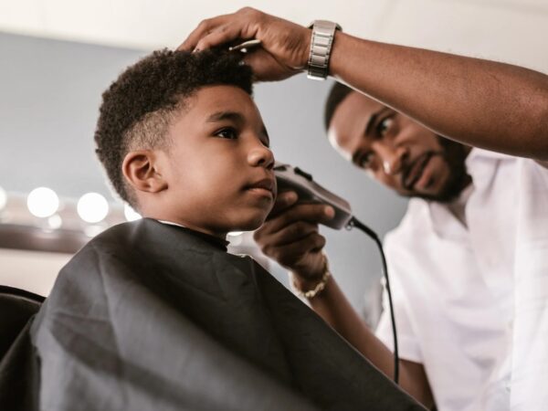 Coole Frisuren für Jungs ab 13 Die angesagtesten Styles für den perfekten Look