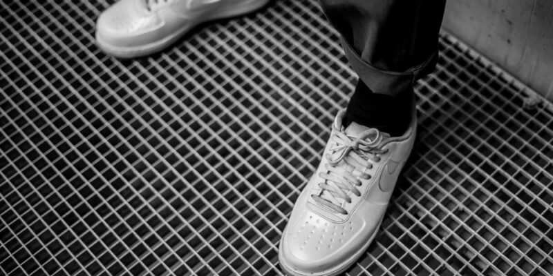 weiße sneaker kombinieren