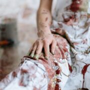 eingetrocknete farbflecken aus kleidung entfernen